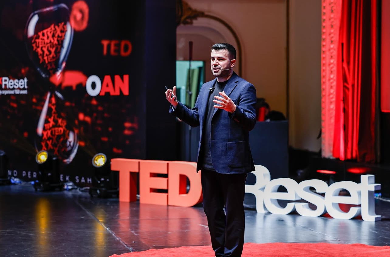 Cihan Buğdaycı TEDxReset sahnesinde